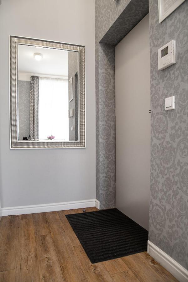 Househost Apartment :Zacisze Street Красков Екстериор снимка